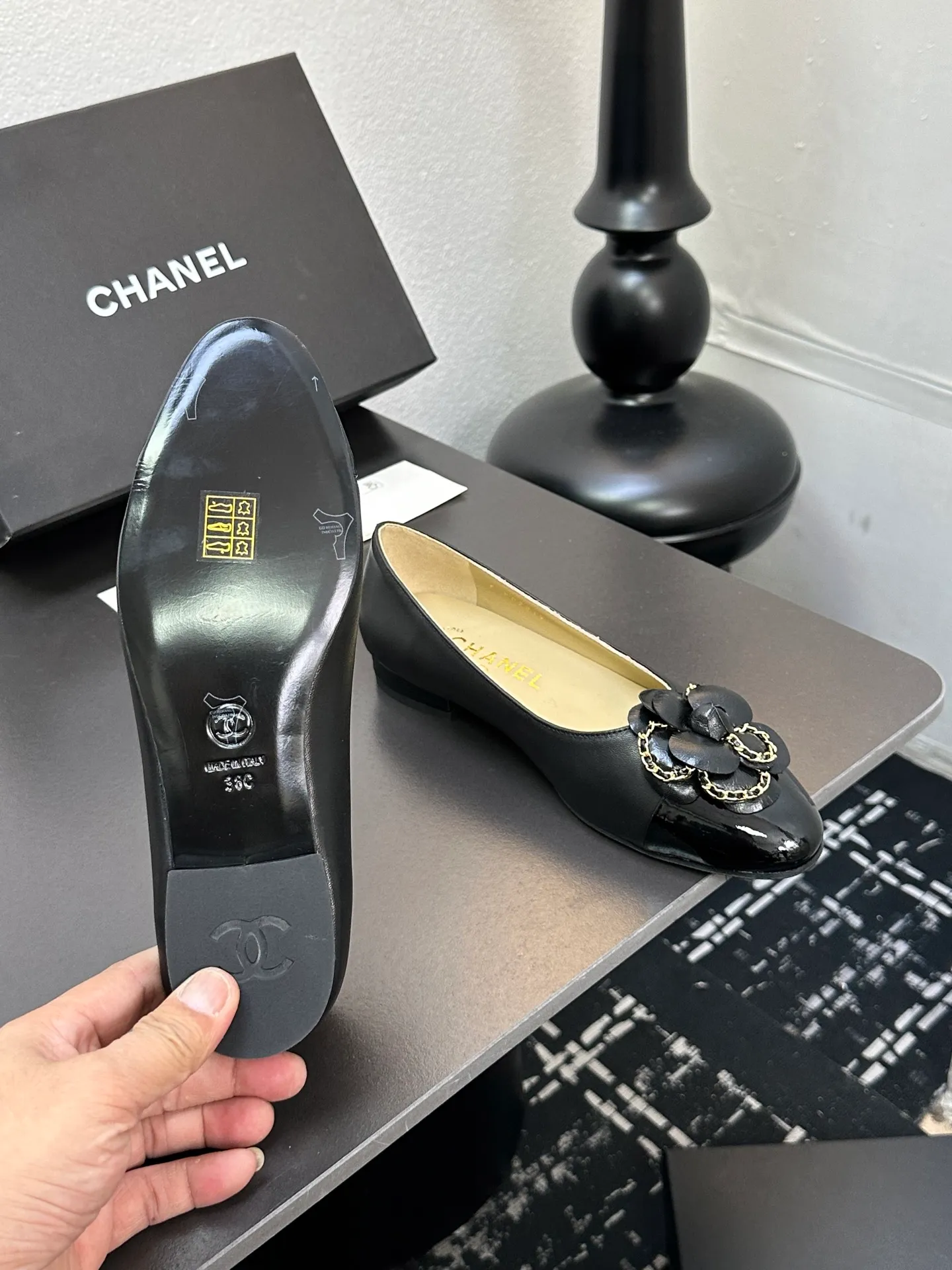 👟👟Ex-factory price 600👟👟 CHANEL｜Chanel Chanel 25C early spring new product Camellia series flat shoes This season’s Camellia series is really beautiful😍 Grandma Xiang’s family has always had the elegant and ladylike temperament, full of high-end sense! It’s very nice on the feet~ Whether worn barefoot or paired with skirts or trousers, it’s very versatile! Incomparably beautiful! Extraordinarily fairy 🧚 Overwhelmingly girly‼ ️ The upper is made of imported lambskin, the lining is made of mixed sheepskin, and the Italian A-grade leather outsole Size: 35-39 (40/41 customized)